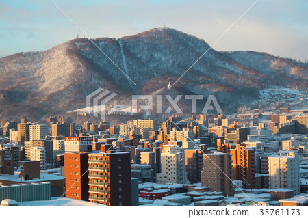 札幌，日出的城市和Moiwa的山區 35761173
