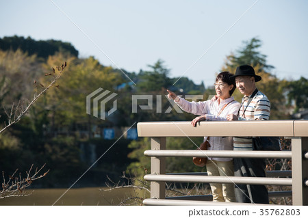 國內旅行微笑的資深夫婦度假勝地 國內旅行微笑的資深夫婦度假勝地 35762803