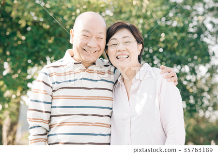 資深夫婦與微笑陽光通過太陽 35763189