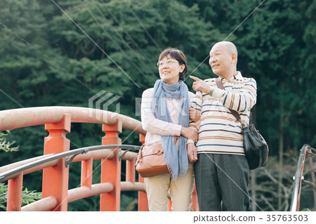 Senior couple with a smile 35763503