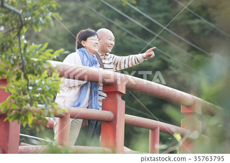 Domestic travel Smiling senior couple Tourist destination Domestic travel Smiling senior couple Tourist destination 35763795