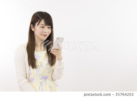 人女性20s白色背景智能手機西部射擊智能手機手錶微笑 人女性20s白色背景智能手機西部射擊智能手機手錶微笑 35764203