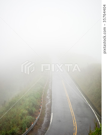 迷霧中的山區公路 迷霧中的山區公路 35764404