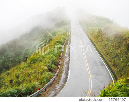 迷霧中的山區公路 35764407
