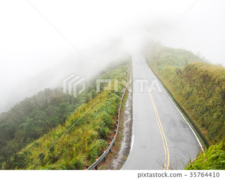 迷霧中的山區公路 迷霧中的山區公路 35764410