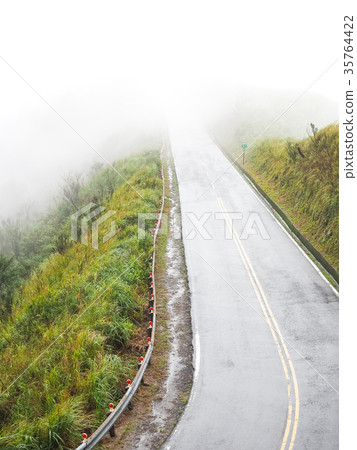 迷霧中的山區公路 迷霧中的山區公路 35764422