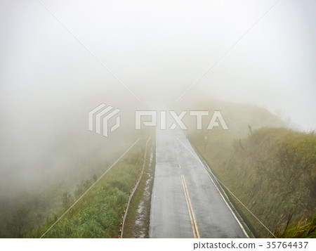 迷霧中的山區公路 35764437