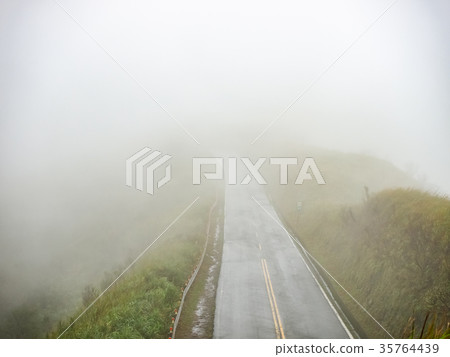 迷霧中的山區公路 迷霧中的山區公路 35764439