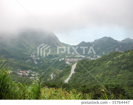 迷霧中的山區公路 35764447