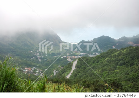 迷霧中的山區公路 35764449