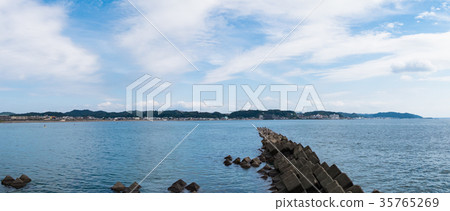 People enjoying surfing in the Shonan/Enoshima area 35765269