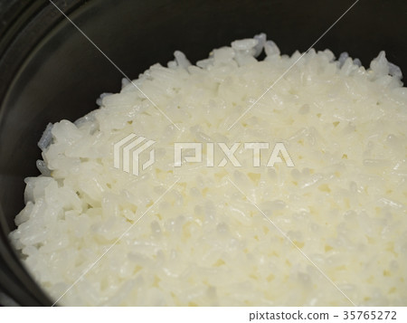 Freshly cooked white rice in an earthenware pot, steaming hot – a perfect Japanese meal. 35765272
