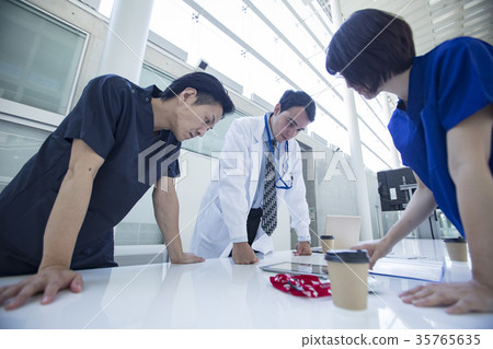 Multinational doctor meeting 35765635