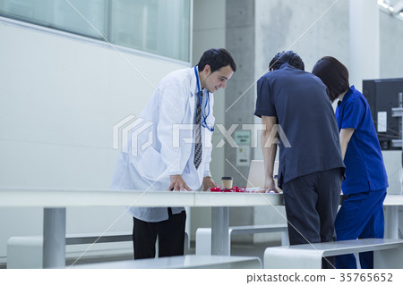Multinational doctor meeting Multinational doctor meeting 35765652