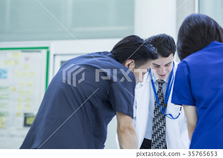 Multinational doctor meeting Multinational doctor meeting 35765653