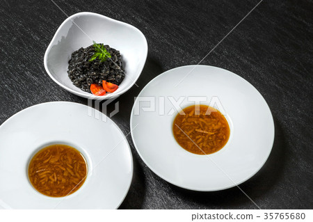 燴飯和湯套魷魚墨水燴飯 35765680