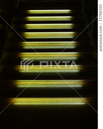燈光照亮的樓梯 35766505