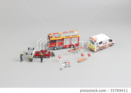 tiny of accident as the toy figures tiny of accident as the toy figures 35769411