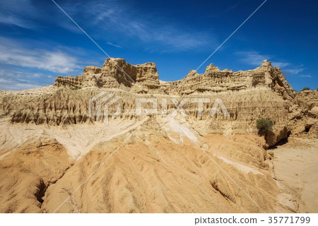 Walls of China in Mungo National Park, Australia Walls of China in Mungo National Park, Australia 35771799