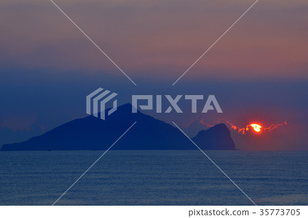 Taiwan, Chinese Taipei, Yilan County, Guishan Island, sunrise, early morning, sun Taiwan, Chinese Taipei, Yilan County, Guishan Island, sunrise, early morning, sun 35773705