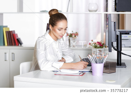 business woman working in the office business woman working in the office 35778217