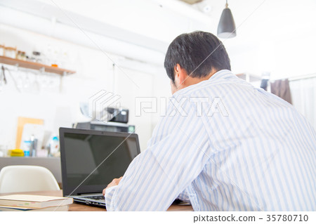 看著一個中年男子中年和中年男士休閒服男裝的男士們 35780710