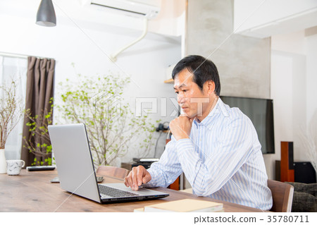 Looking at a middle-aged man middle-aged middle-aged and short-dressed men casual clothing men's guys 35780711