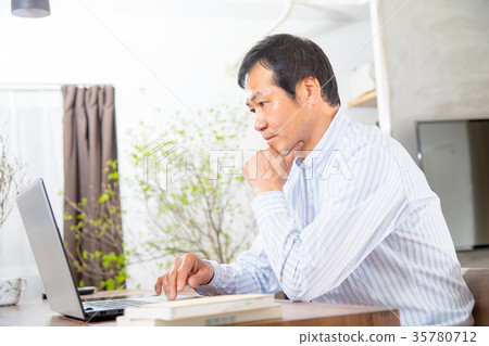 看著一個中年男子中年和中年男士休閒服男裝的男士們 35780712