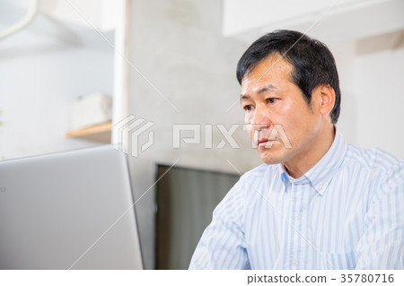 Looking at a middle-aged man middle-aged middle-aged and short-dressed men casual clothing men's guys 35780716