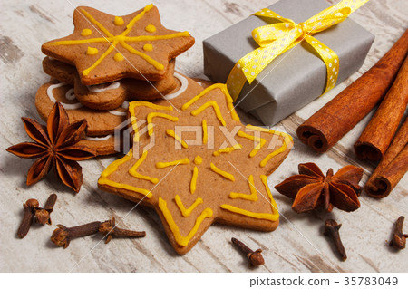 Gingerbread with spices and gifts for Christmas 35783049