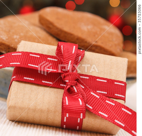 Wrapped gift, gingerbreads and christmas tree 35783066