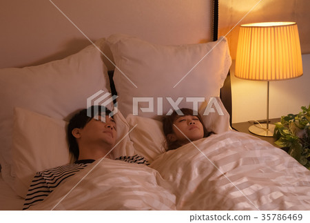 Men and women who fall asleep 35786469