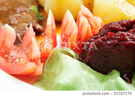 Roasted shoulder with salad and potatos 35787570