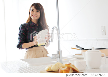 女人做家務 35787636