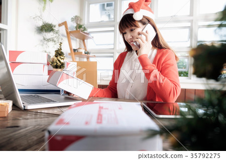 Online seller owner.Online shopping. 35792275