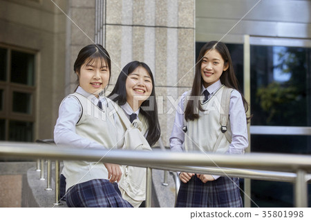 Friends, high school students 35801998