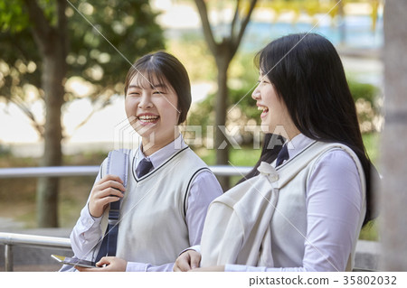 Friends, high school students, fun 35802032