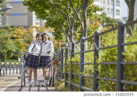 Friends, high school student, park 35802035