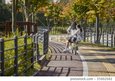Friends, high school students, parks, bicycles 35802082