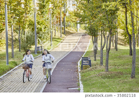 高中生,自行車,公園 高中生,自行車,公園 35802118