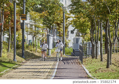 高中生,自行車,公園 高中生,自行車,公園 35802174