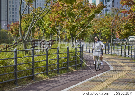 High school student, bicycle, park 35802197