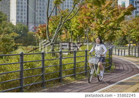高中生，自行車，公園 35802245