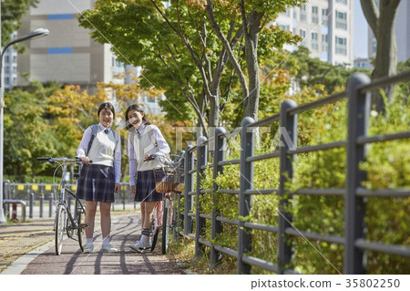 高中生,自行車,公園 高中生,自行車,公園 35802250