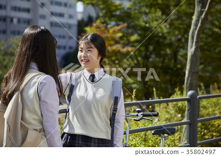 朋友,高中生,公園 朋友,高中生,公園 35802497