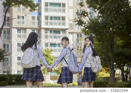 Friends, high school students, fun 35802594