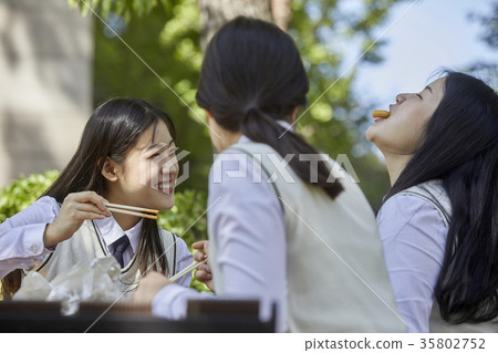 Friends, high school students, food 35802752