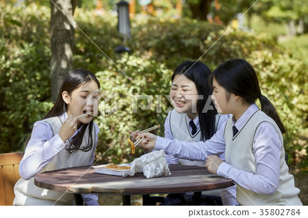 Friends, high school students, food 35802784