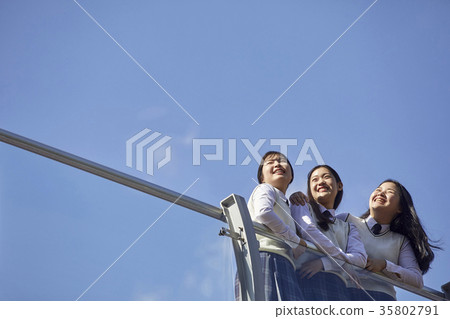 朋友,高中生,欄杆 朋友,高中生,欄杆 35802791
