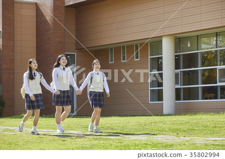 Friends, high school students, fun 35802994
